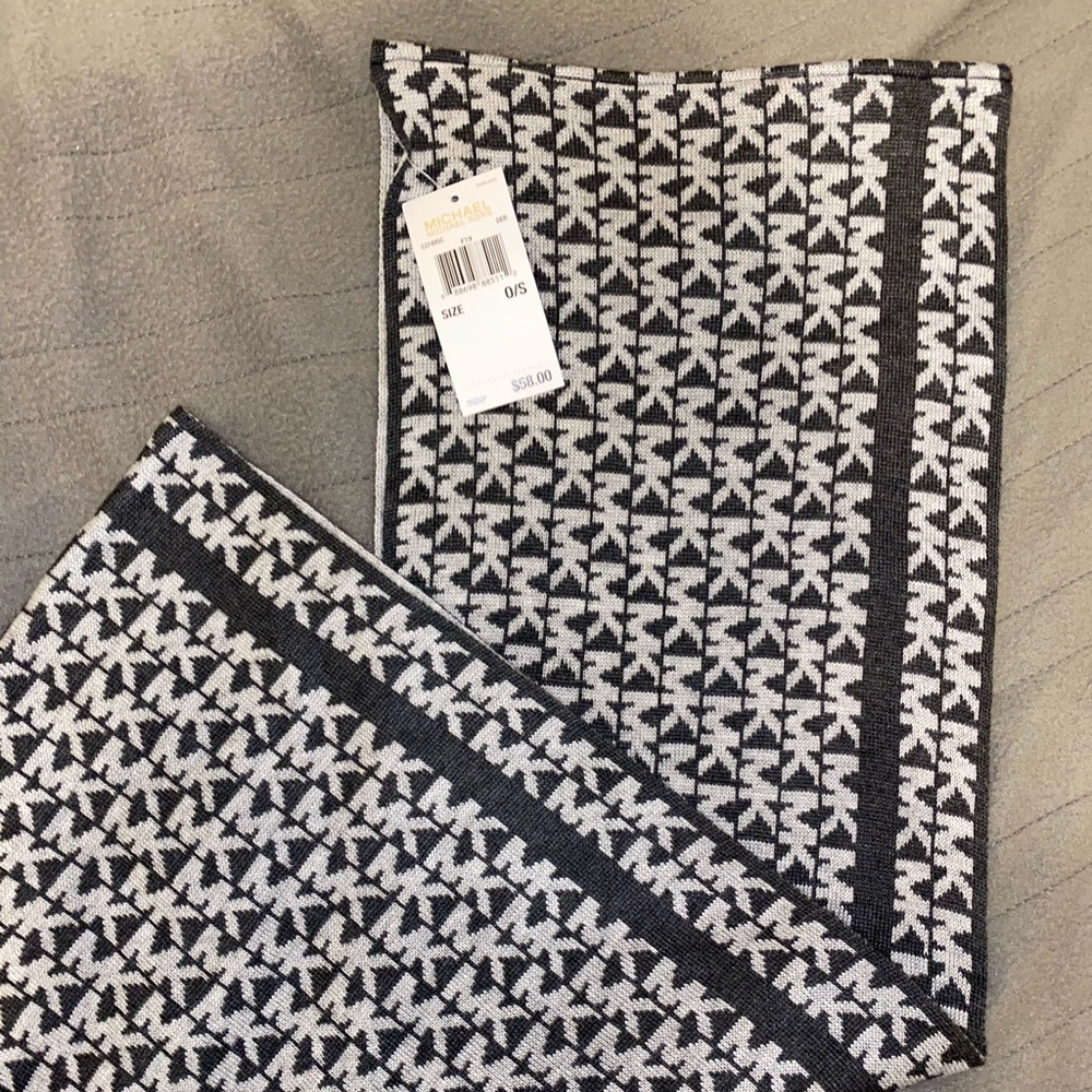 MK Gray Pattern Scarf